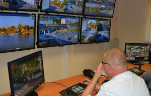 Stanowisko pracy w centrum monitoringu miejskiego