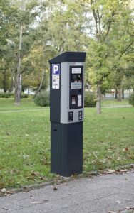 Pakromat stojący na chodniku