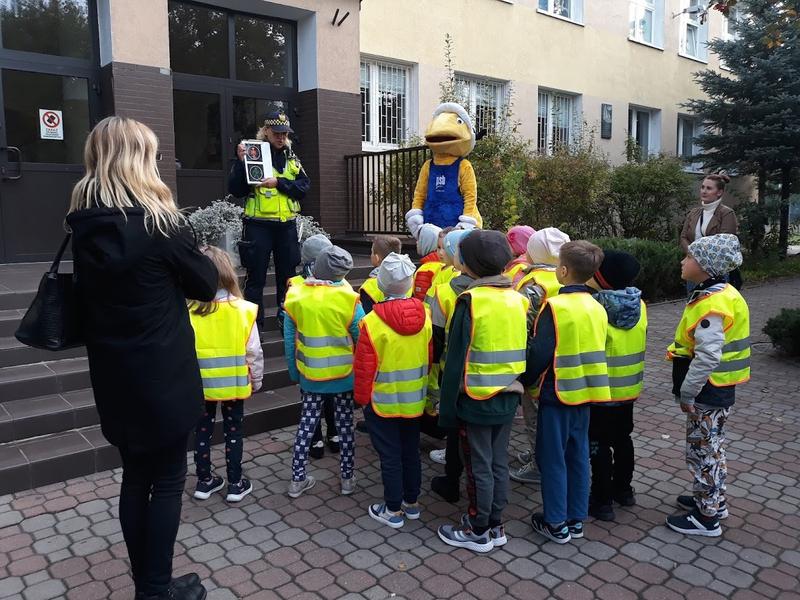 Nauka przedszkolaków zasad bezpieczeństwa przez strażniczkę Straży Miejskiej