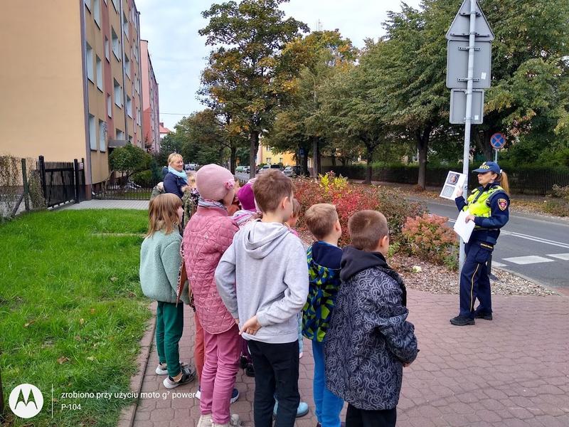Nauka przedszkolaków zasad bezpieczeństwa przez strażniczkę Straży Miejskiej