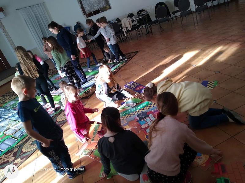 Dzieci bawiące się na podłodze grami planszowymi