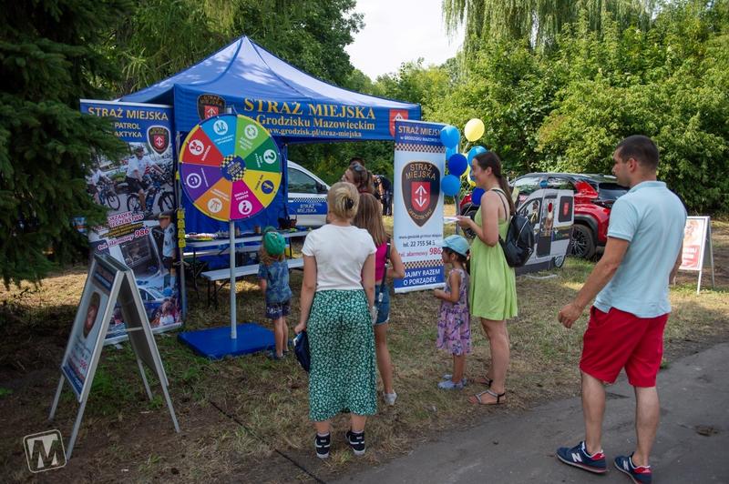 Osoby odwiedzające stoisko Straży Miejskiej