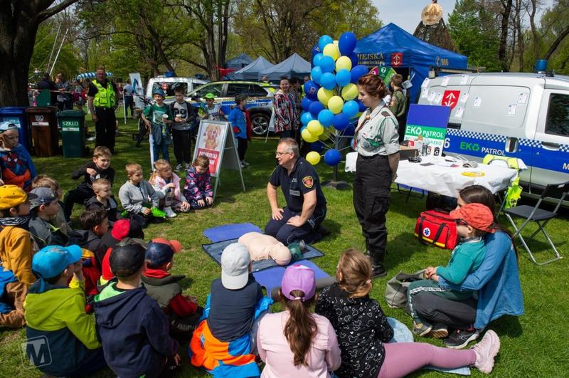Dzieci w trakcie pokazu udzielania pierwszej pomocy