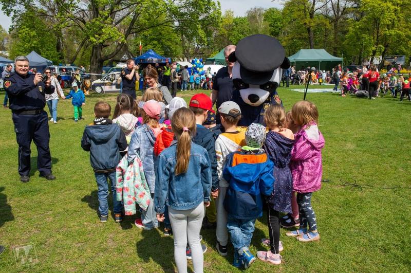 Dzieci w trakcie pokazu udzielania pierwszej pomocy