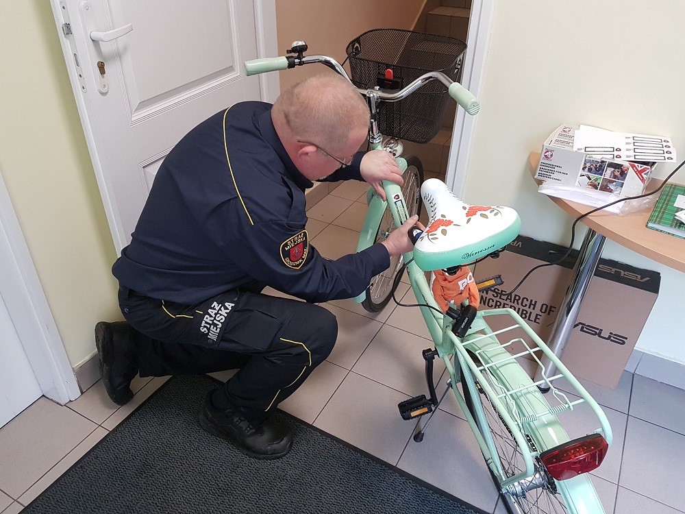 Znakowanie roweru przez strażnika miejskiego